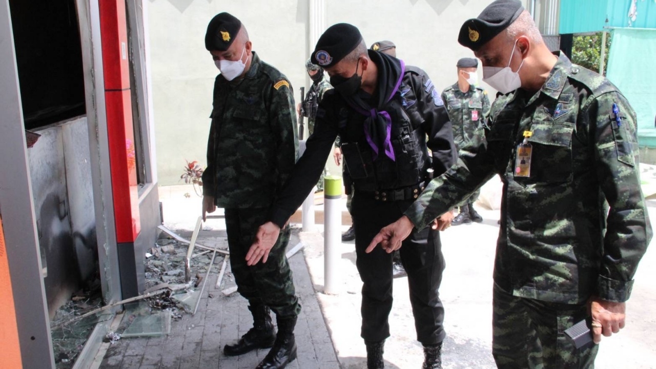 ผบ.ฉก.ปัตตานี ลงตรวจเหตุระเบิด 2 จุด เชื่อคนร้ายต้องการก่อความรุนแรง