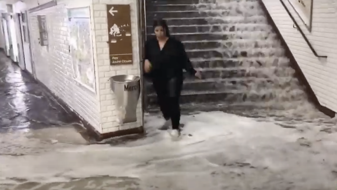 พายุฝนถล่มปารีสอ่วม น้ำทะลักท่วมสถานีรถไฟใต้ดิน 