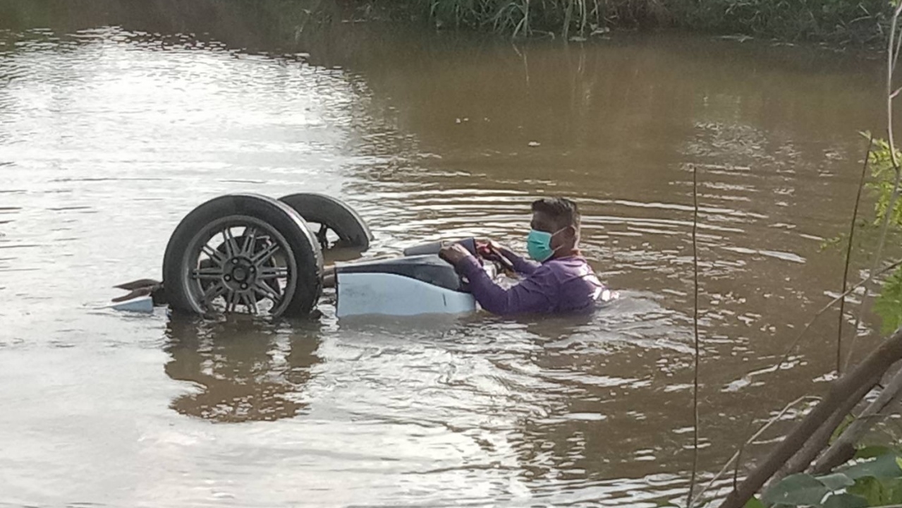 สาวหล่อซิ่งเก๋ง อีก 300 เมตรจะถึงบ้าน รถตกคลองส่งน้ำดับอนาถ