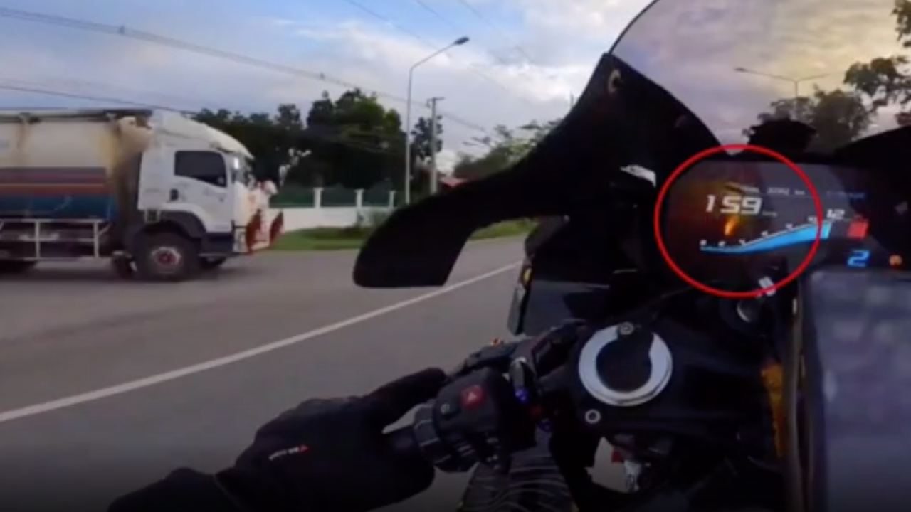 รู้ตัวแล้ว หนุ่มซิ่งบิ๊กไบค์ บิดเกือบ 160 ยกล้อโชว์บนถนน 