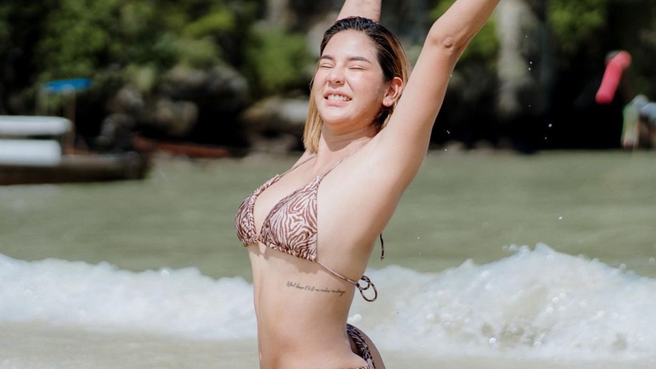 ไปทะเลทั้งที "หมิว สิริลภัส" ใส่บิกินีจัดโชว์โพสท่ายากฉีกขาแบบชิลๆ
