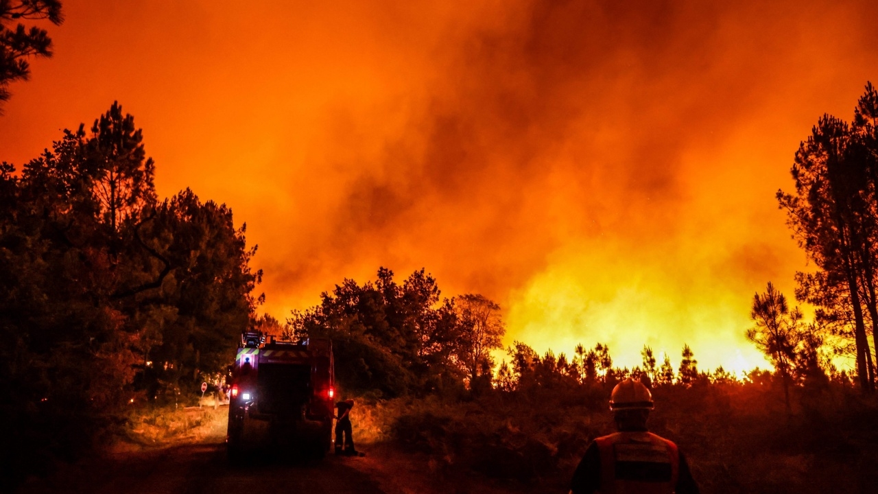 สุดสะพรึง เกิดไฟป่าครั้งใหญ่ในฝรั่งเศส ยังควบคุมสถานการณ์ไม่ได้