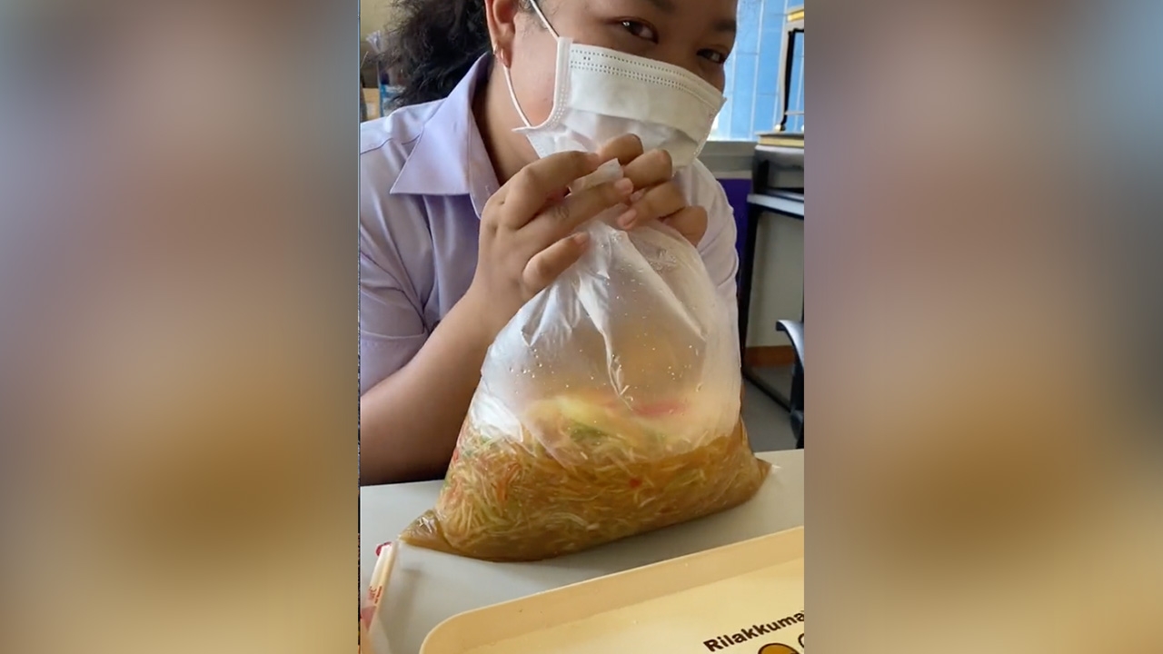 ชาวเน็ตแห่แซว ส้มตำ 35 บาท แม่ค้าให้เยอะ เหมือนเป็นเจ้าของสวนมะละกอ