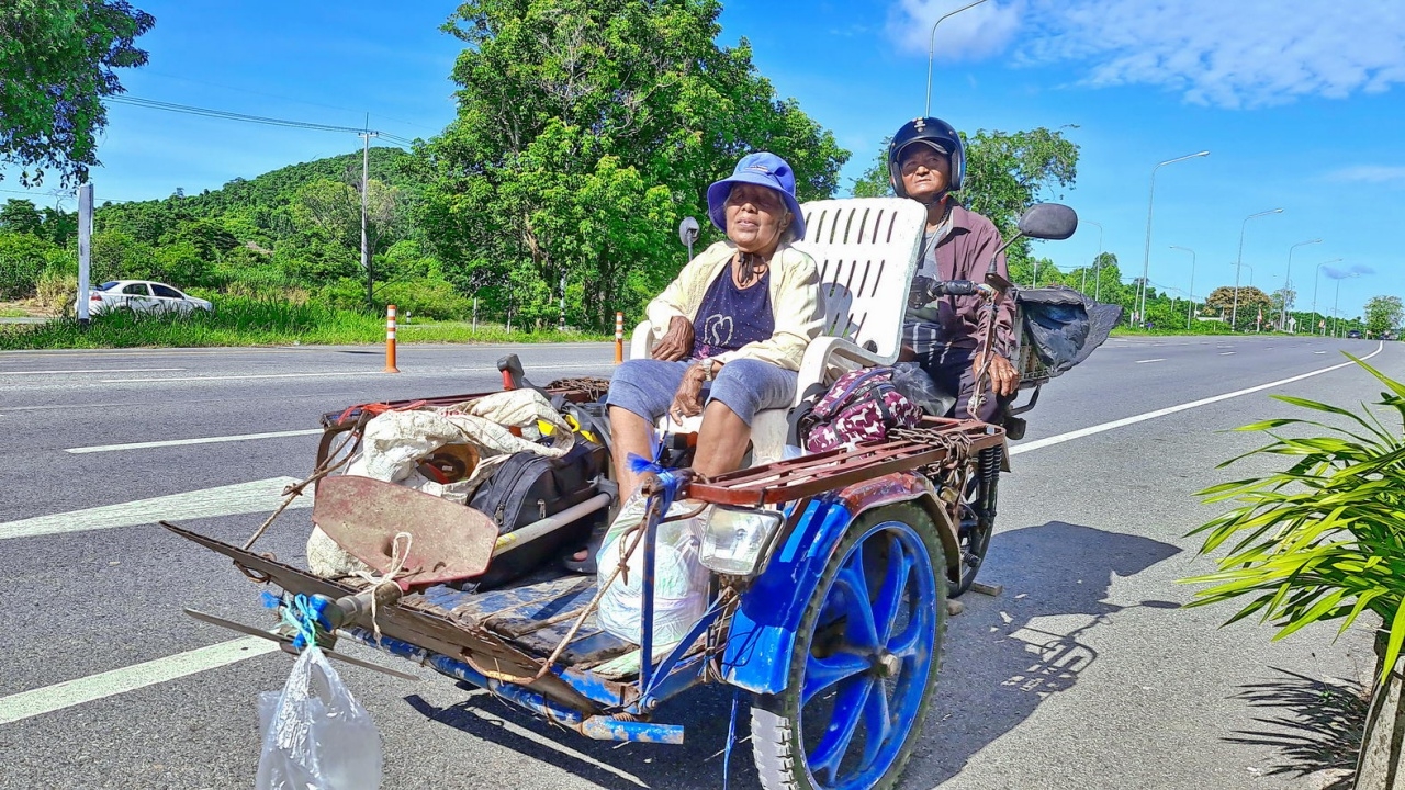 กอดคอสู้ชีวิต ตายายขี่ซาเล้ง ตัดหญ้าแลกเงิน สัญญาจะครองรักกันจนวันสุดท้าย