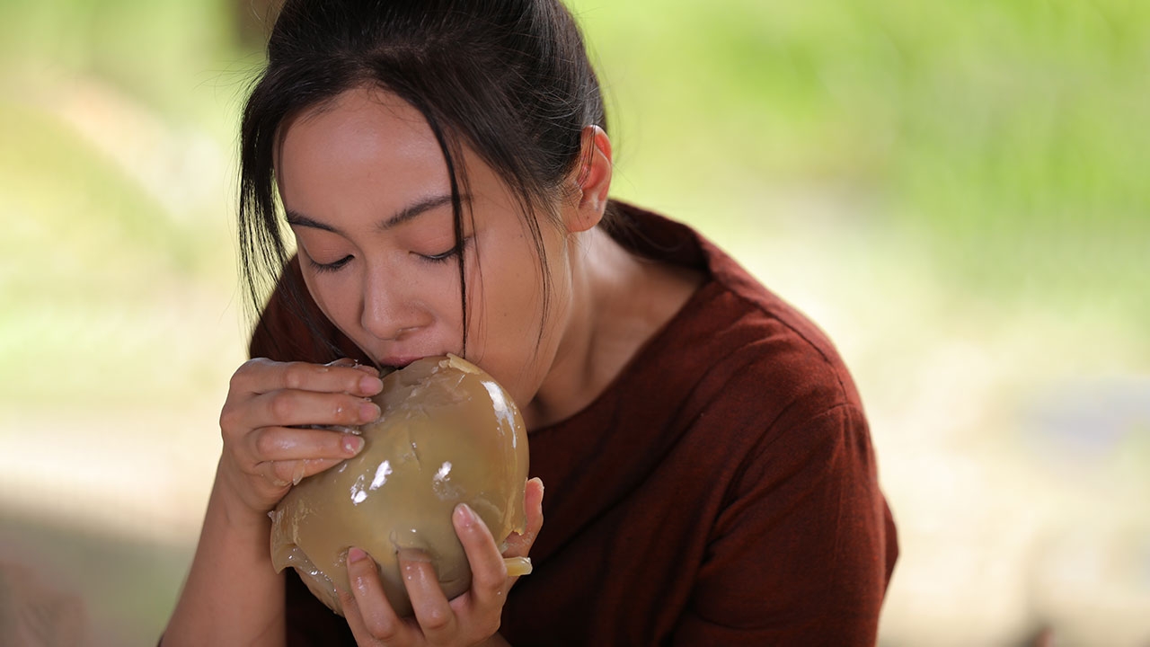 "อุ้ม อิษยา" ทุ่มสุดตัวกินจริง ฉากกินไข่พญานาคในตำนาน ใน ภูตแม่น้ำโขง EP.2