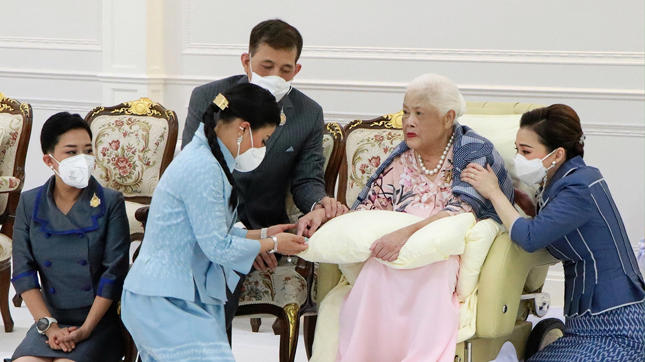 ในหลวง พระราชินี และ สมเด็จพระบรมราชชนนีพันปีหลวง ทรงบำเพ็ญพระราชกุศล