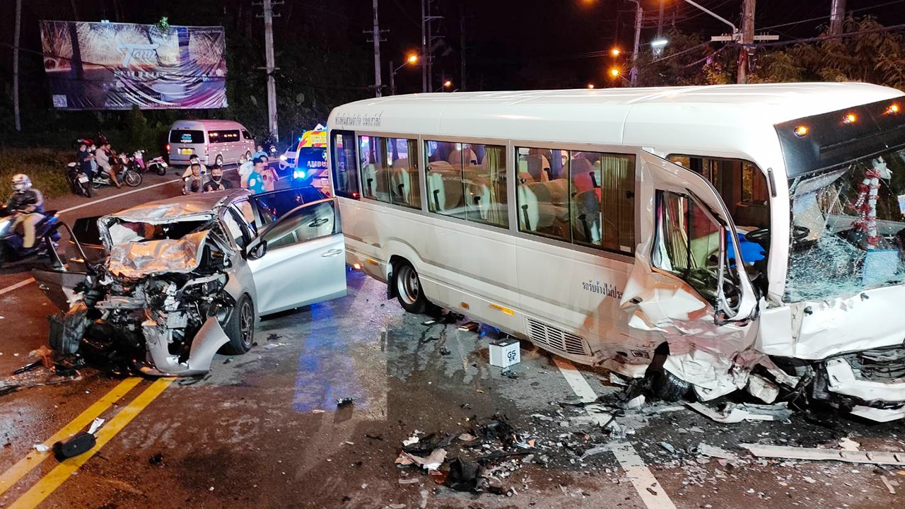 4 นทท.สิงคโปร์ขับเก๋งหลุดโค้งเขากะตะ พุ่งชนรถบัส ดับ 1 สาหัส 6