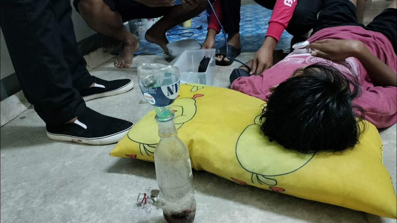 อุทาหรณ์ หนุ่มวัย 18 ดูดกัญชาวันแม่หมดสติ น็อกคาบ้อง คาดเสพเกินขนาด