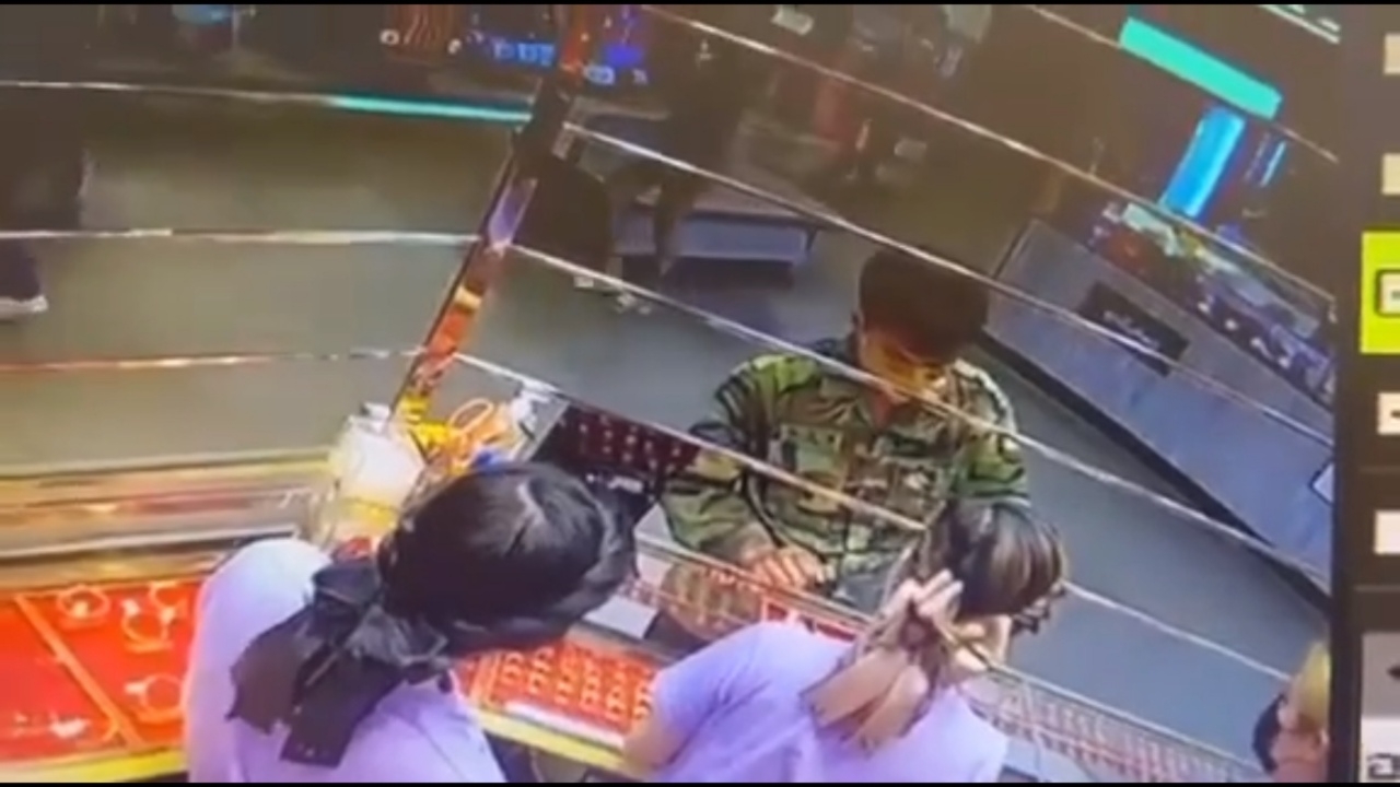 โจรสวมลายพรางชิงทองห้างดัง ก่อนขโมยจยย.แม่ค้าขี่หลบหนี ตร.เร่งล่าตัว