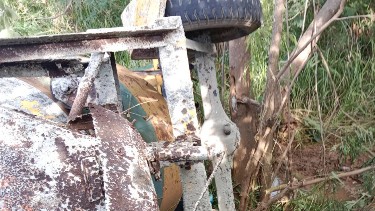 รถโม่ปูนพลิกคว่ำ คนขับเจ็บสาหัส สลดล้อทับคนงาน-จมแอ่งน้ำดับ 1