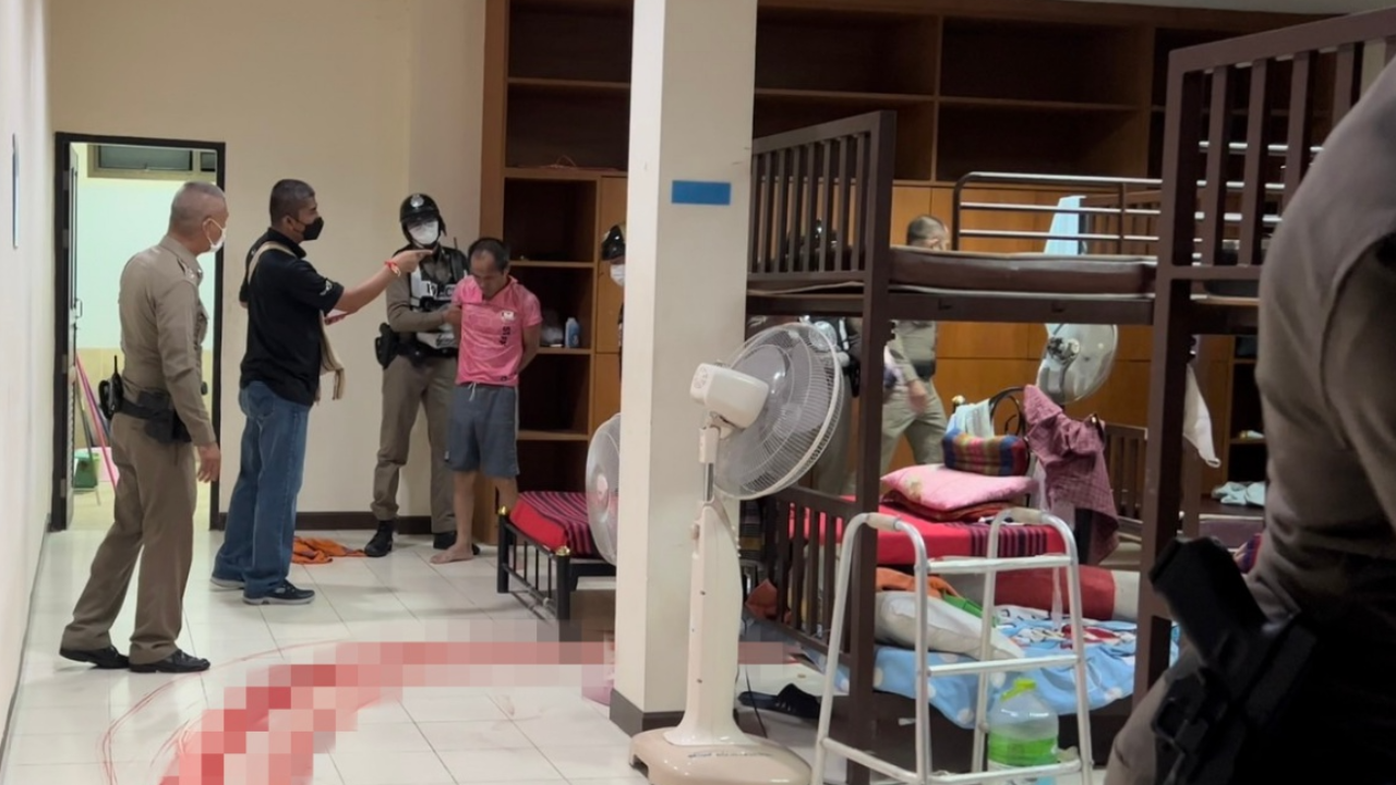 หนุ่ม 21 โดนปาดคอคาศูนย์คุ้มครองคนไร้ที่พึ่ง คนฆ่านอนกระดิกเท้าบนเตียง