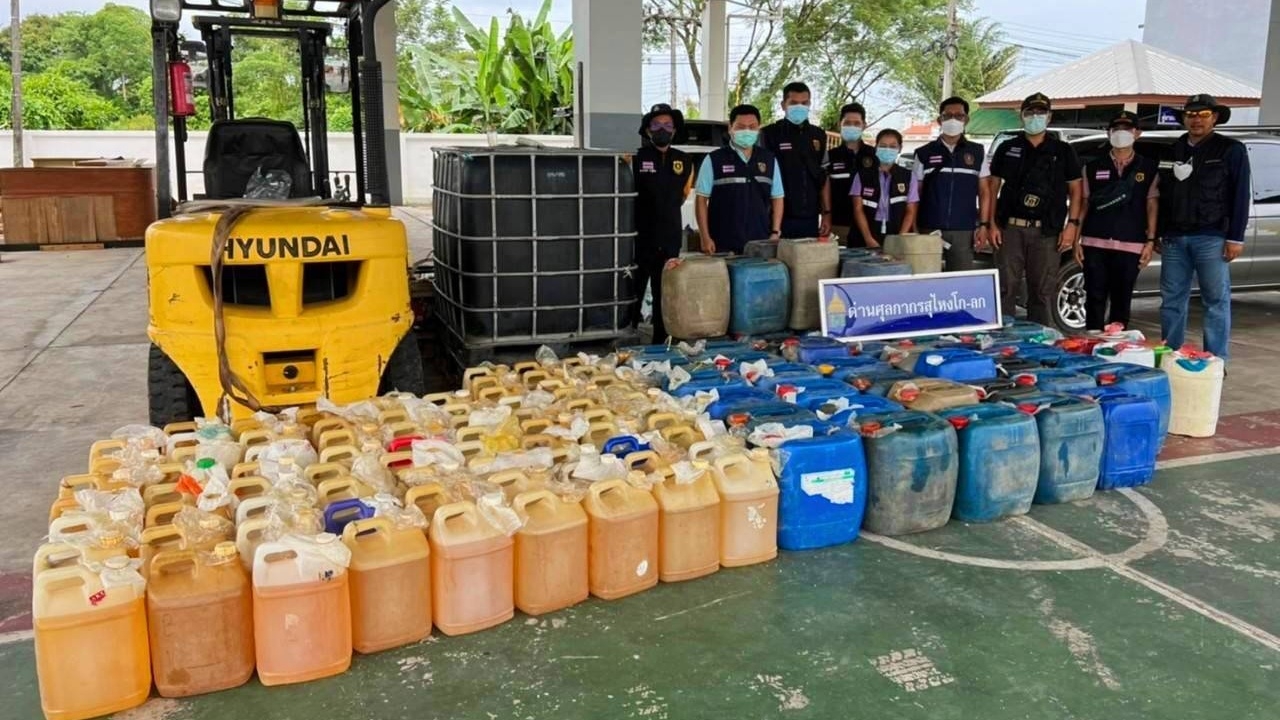ด่านโก-ลก จับน้ำมันเถื่อนทะลักชายแดน ซุกเพิงพักริมถนน ยึด 2,040 ลิตร