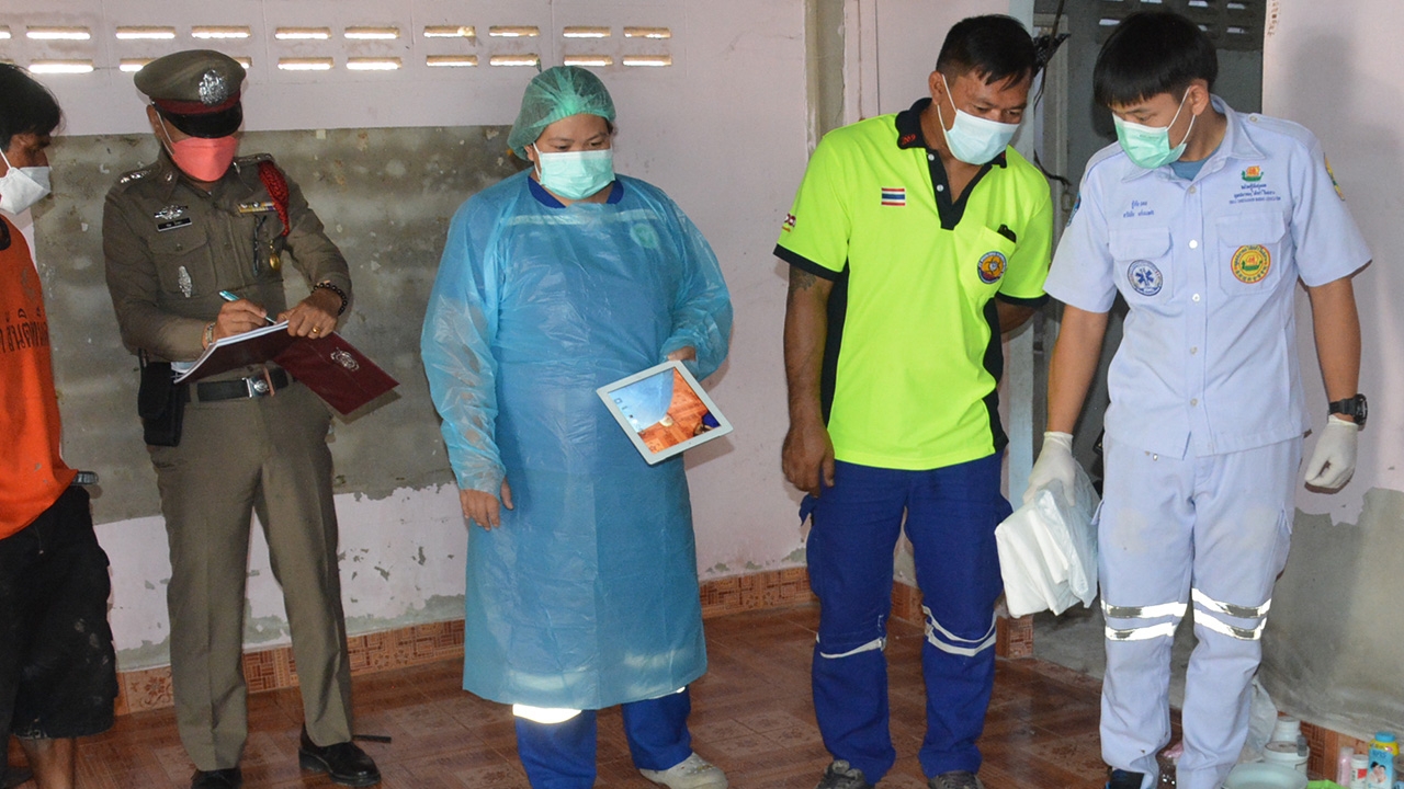 ผงะ ลุงแวะหาหลานสาว พบเป็นศพเปลือยท่อนล่าง นอนตายปริศนาคาบ้านพัก