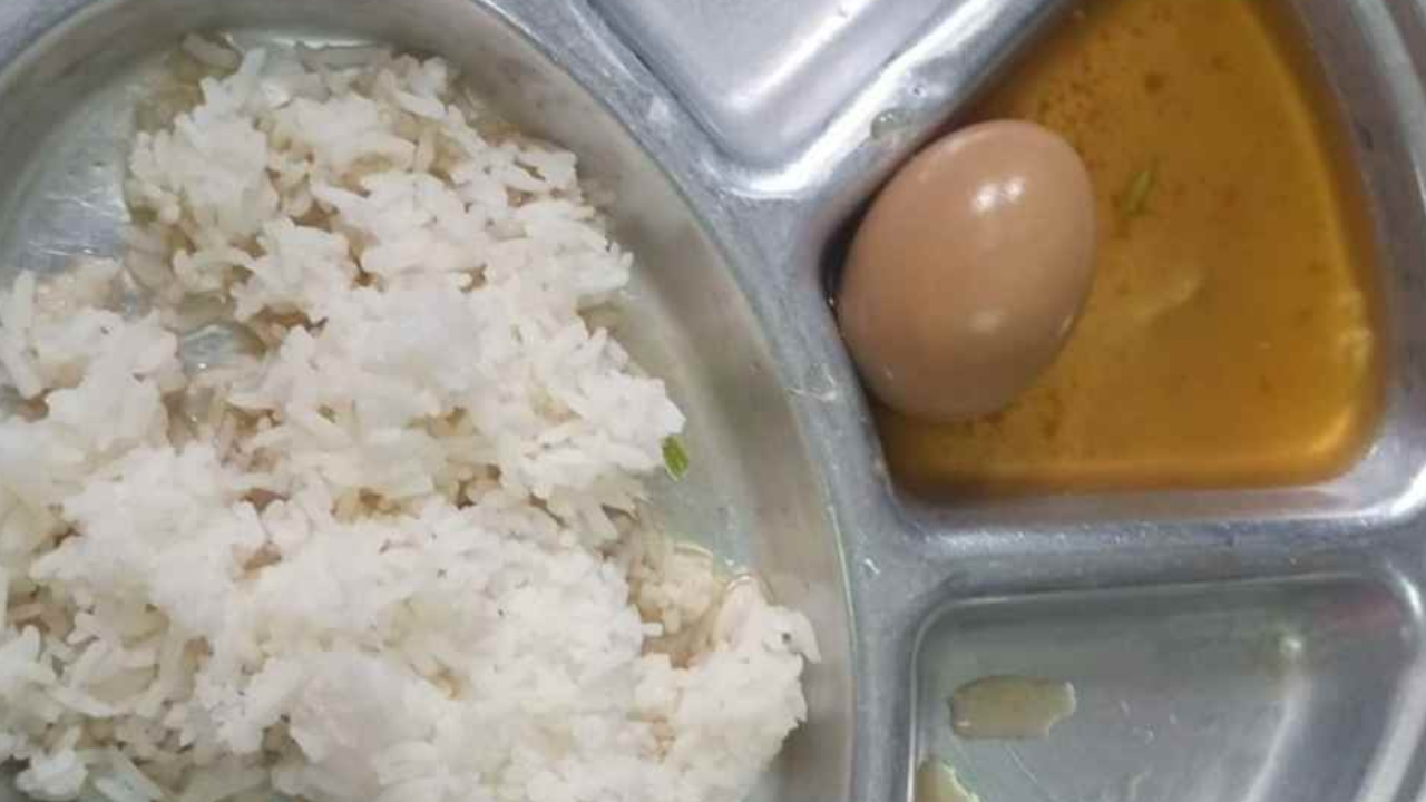 อิ่มไหม ผู้ปกครองแฉภาพ "อาหารกลางวัน" เด็กกินข้าวเปล่ากับไข่พะโล้ 1 ฟอง