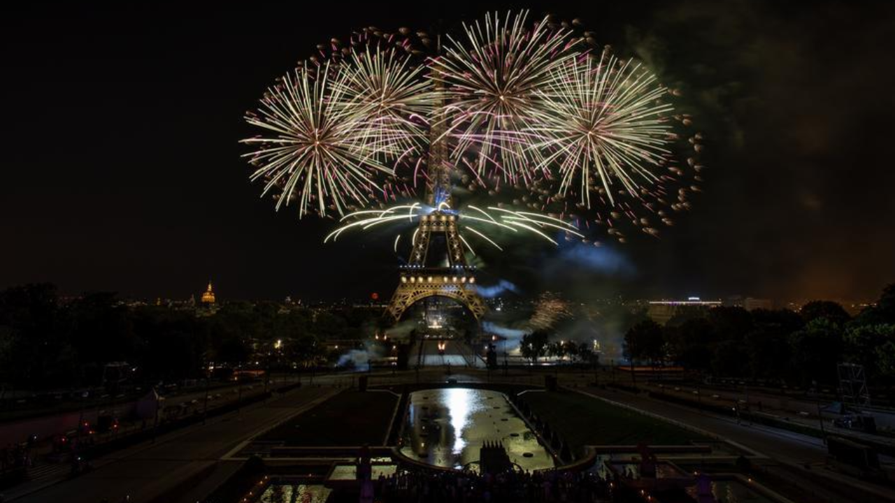 สุดอลังการ ฝรั่งเศสจุดพลุยิ่งใหญ่ ปิดท้ายงานฉลองวันชาติปีนี้
