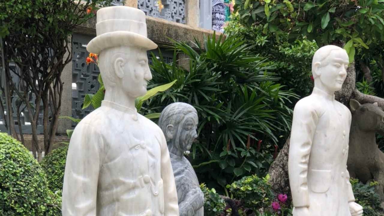 เปิดภาพ "ตุ๊กตาหินโบราณ" สภาพสวยสมบูรณ์ ตั้งโชว์ในวัดพระแก้ว 33 ตัว