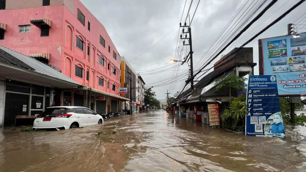 ภูเก็ตฝนตกหนักน้ำท่วมขังรอระบายหลายจุด ม.ราชภัฏฯ น้ำทะลักออกมานอกถนน