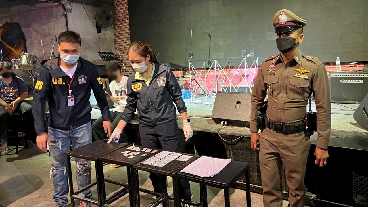 จับ “พหลบาร์” เกินเวลา-มั่วยา ซองยาเคทิ้งเกลื่อน นักท่องราตรี 156 คน ต่ำกว่า 20 ปี 32 ราย