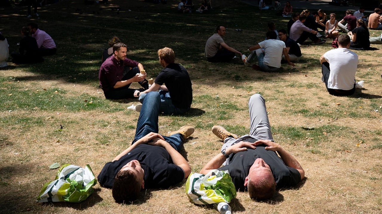 อังกฤษเตือนอากาศร้อนจัดเป็นประวัติการณ์ แตะ 41 องศาฯ