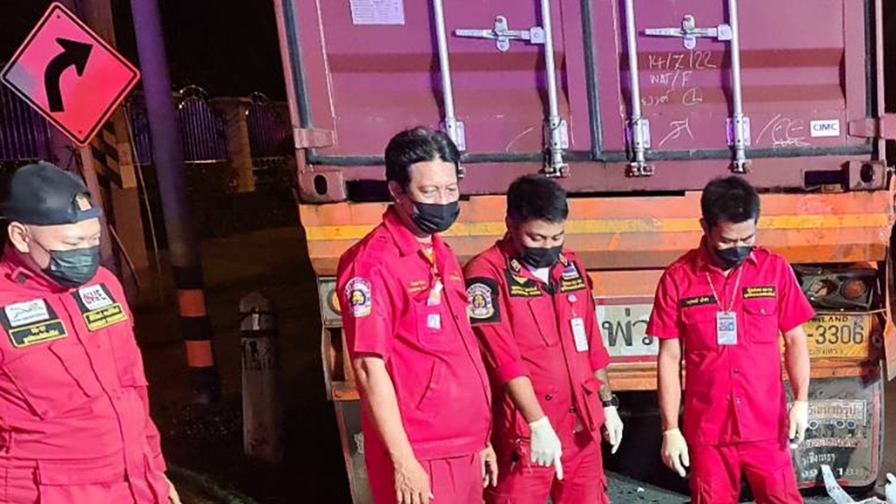 หนุ่มวัย 23 ซิ่ง จยย.ชนท้ายพ่วงดับสยองคาที่ริมถนนชลบุรี