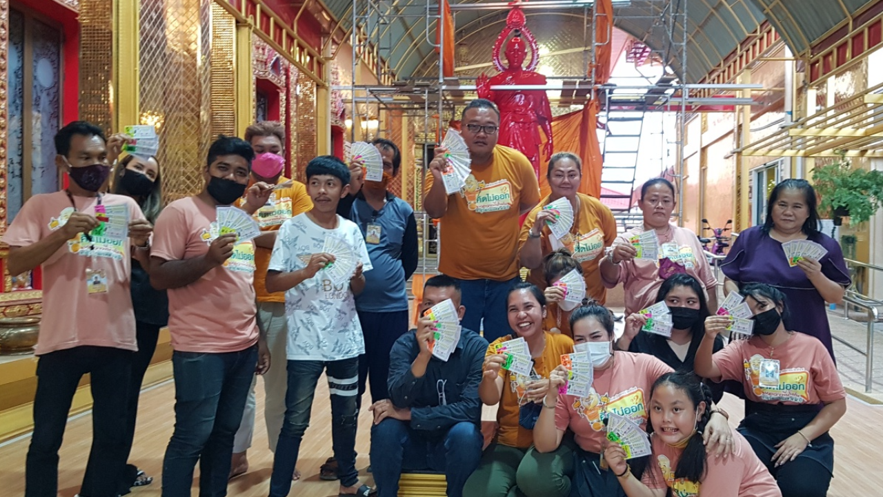 เด็กวัดเฮ ถูกเลขท้าย 2 ตัวทั้งวัด 520 ใบ รวมแล้วได้เงินกว่าล้าน