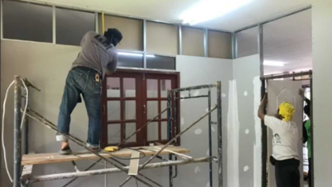 ไม่มีก็สร้างเอง ครูหนุ่มเนรมิต "บ้านพัก" วันเดียวเสร็จ งบไม่ถึงหมื่น (คลิป)