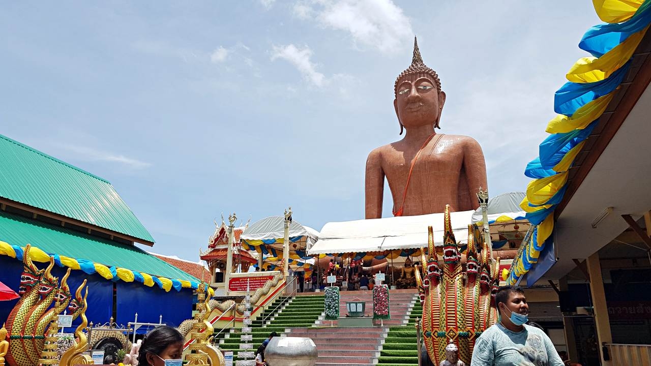 ครูหนุ่มไหว้ขอพร "หลวงพ่อสมหวัง" ไม่ลืมเขย่าเซียมซีได้ "เลขเด็ดงวดนี้" ลุ้นโชค