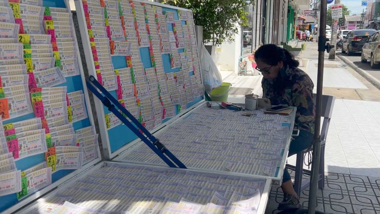 คนหาซื้อ "เลขดัง" เสี่ยงโชคงวด 16 ก.ค.65 แม่ค้าบ่นอุบ หวยค้างแผงอื้อ