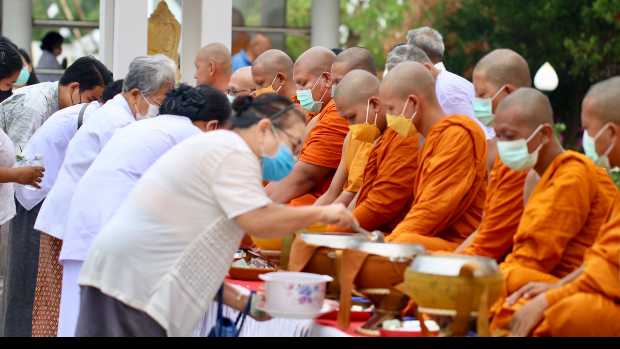 เมืองคอน ชู เข้าพรรษาแนวใหม่ “มานคร นอนวัด” ลด ละ เลิก สร้างรายได้ชุมชน