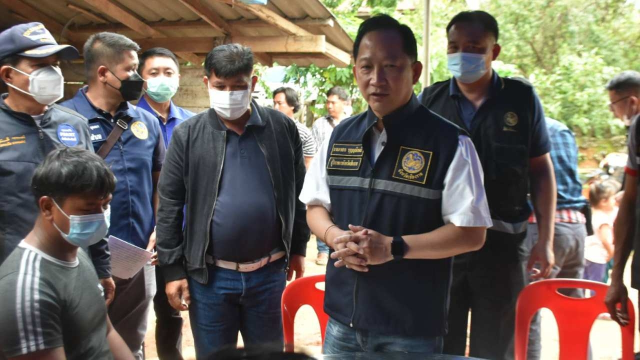 ผู้ว่าฯ เชียงรายเยี่ยมเหยื่อกราดยิงแม่สรวย 3 ศพ ชี้สาเหตุจากคนร้ายเมายา