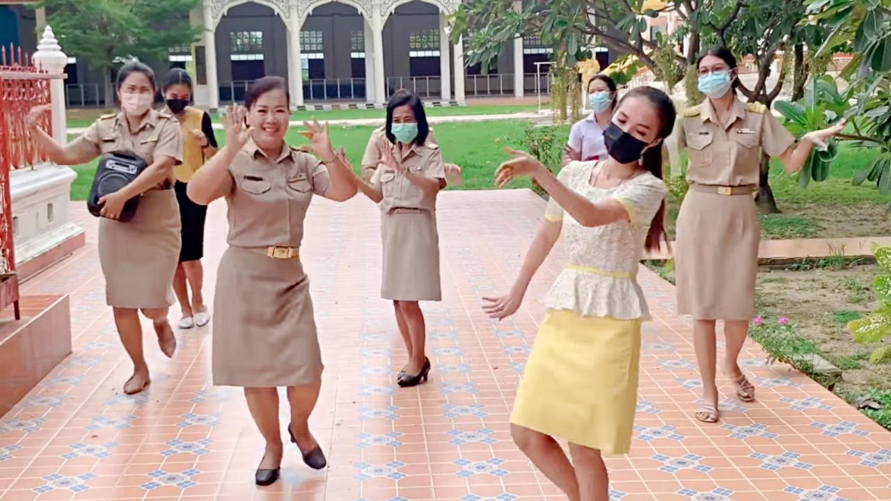 รอมานาน คณะครูรำแก้บนรอบโบสถ์ หลังสมหวังได้ครูผู้ชายมาช่วยงานที่โรงเรียน (คลิป)