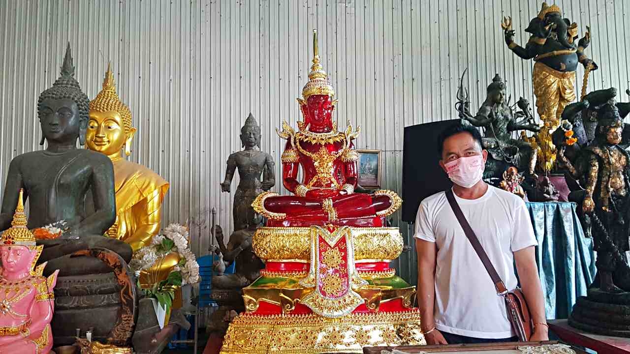 หนุ่มสมหวังมาถวาย "พระแก้วมรกตสีแดง" แก้บนวัดดัง แถมได้ "เลขเด็ด" ลุ้นโชค