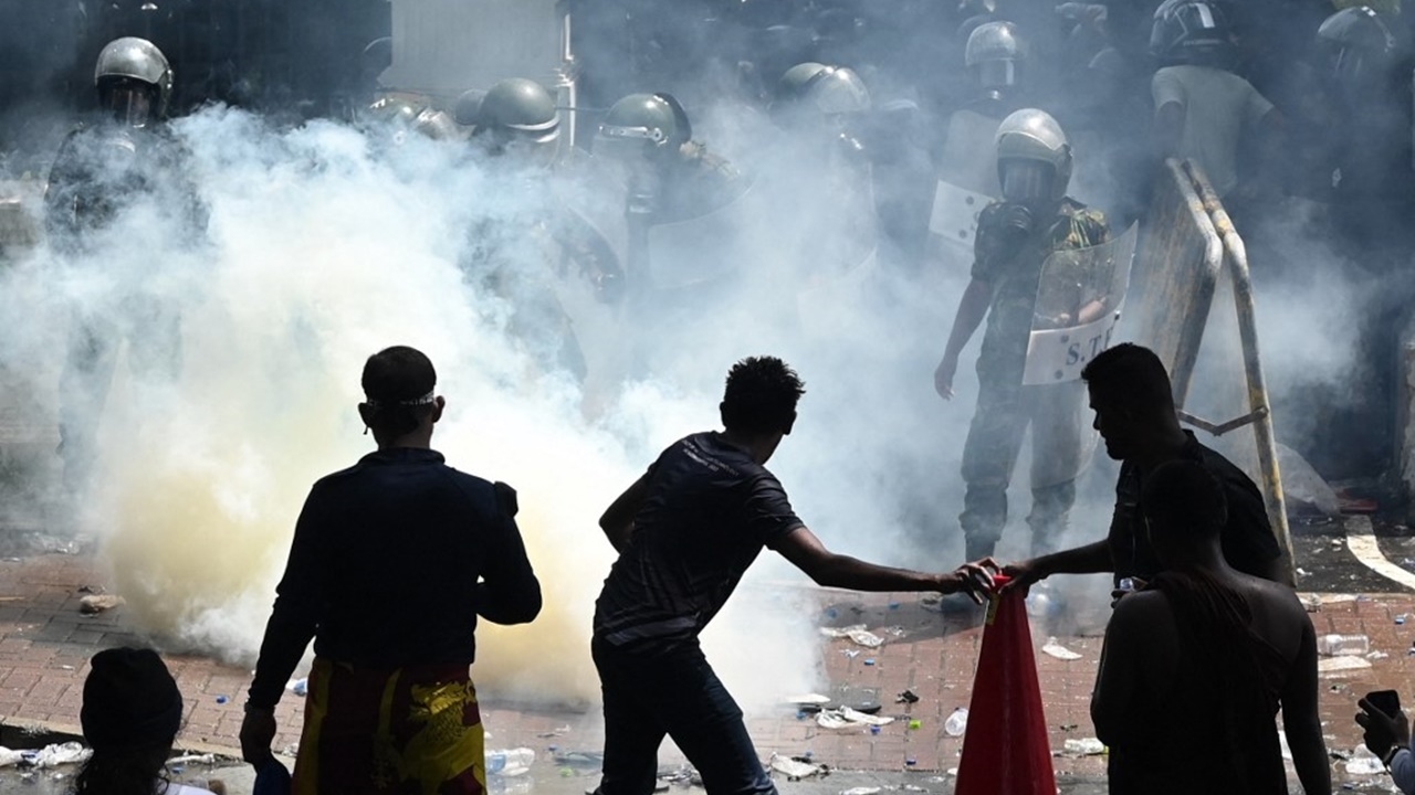 รักษาการ ปธน.ศรีลังกาประกาศเคอร์ฟิว-ขอประธานสภาเลือกนายกฯ ใหม่