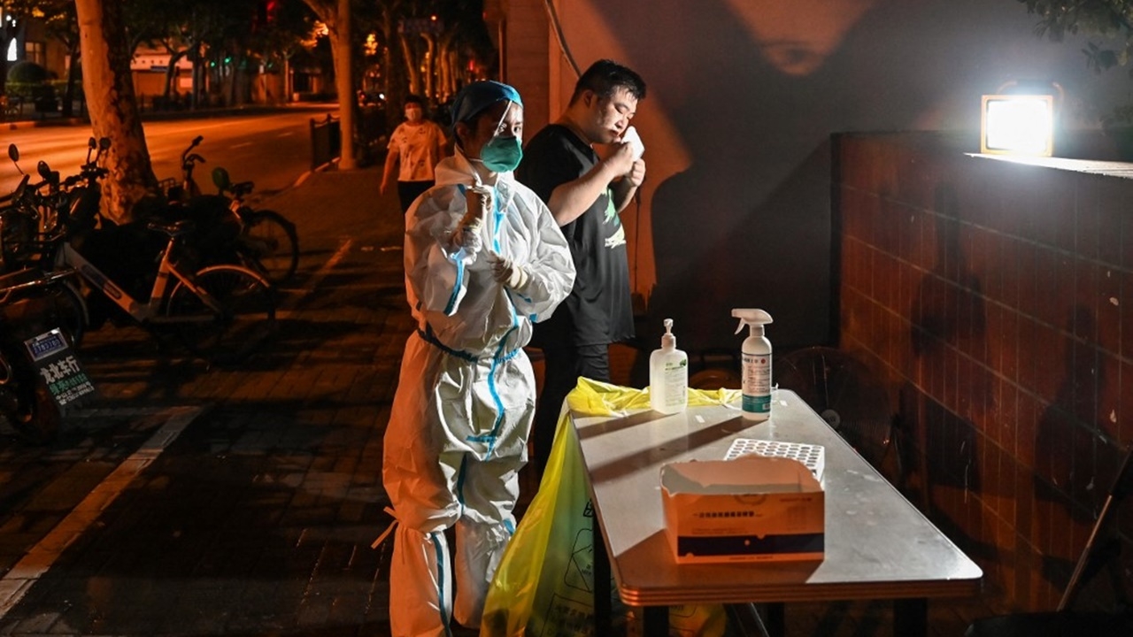 เซี่ยงไฮ้ผวา สั่งตรวจโรคชาวเมืองนับล้าน หลังพบคนติดโอมิครอน BA.5
