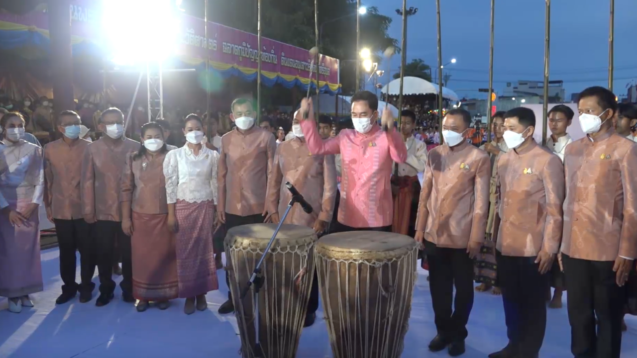 แห่เทียนพรรษา อุบลฯ จัดใหญ่ นทท.นับหมื่นร่วมงาน ชมนางรำสร้างสีสัน