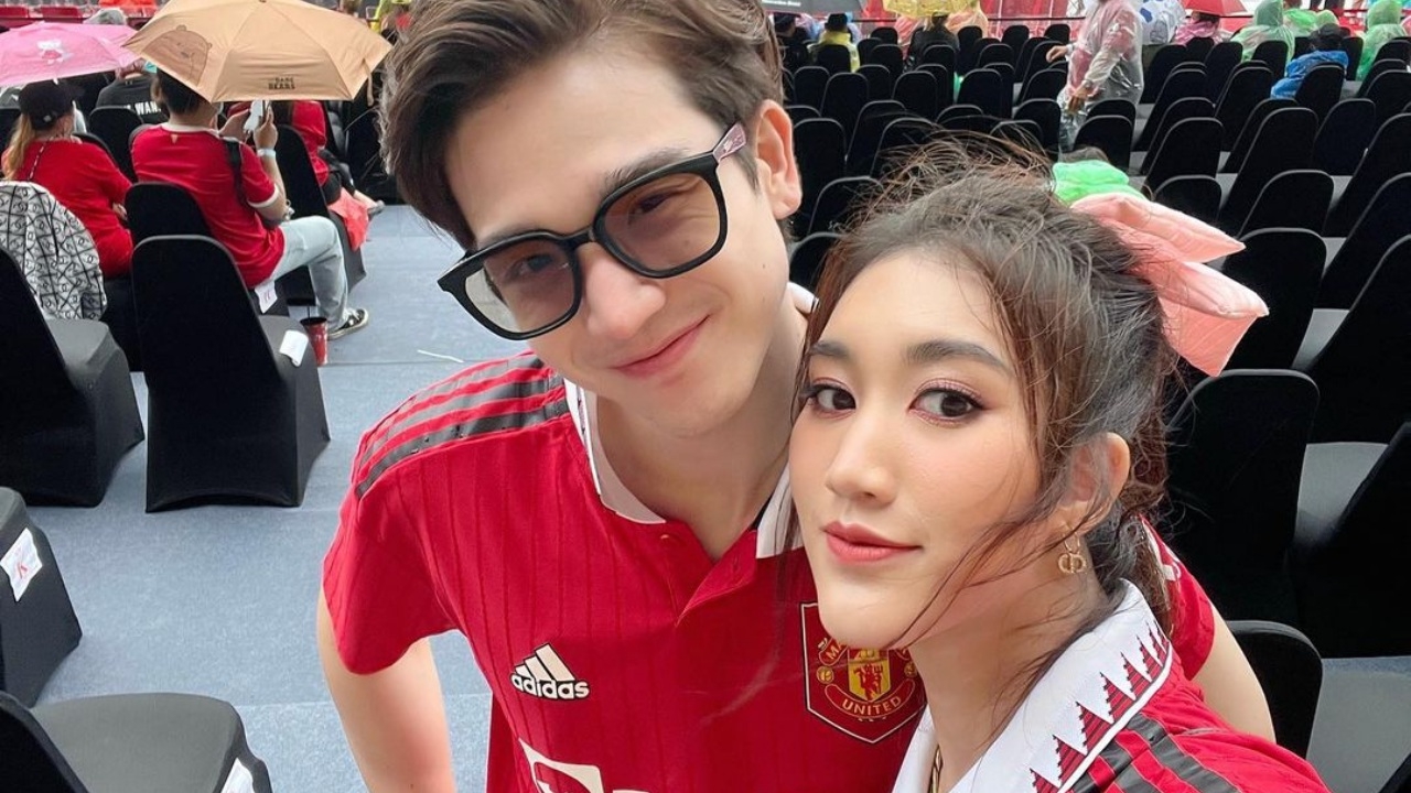 เบส-ตงตง ยกครอบครัวไปดูบอล สยบข่าวลือรักร้าว แค่แคปชั่นก็ชนะเลิศ