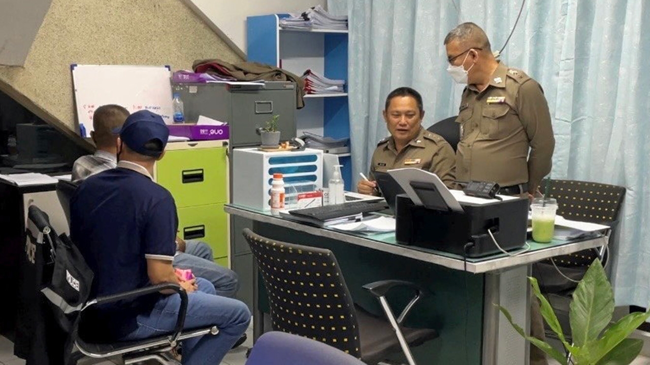 ฝ่ายปกครองจับตำรวจ