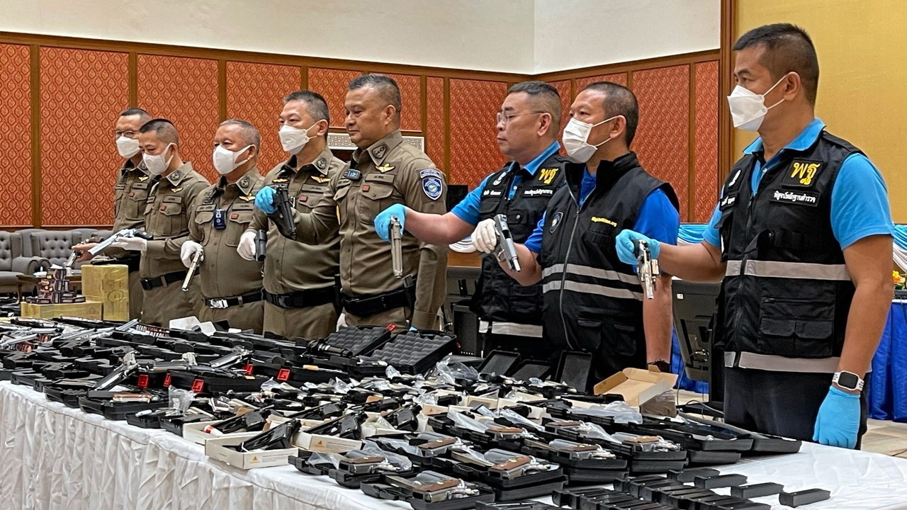 รวบ 2 พ่อค้า ปืนแบลงก์กัน ยึด 2,245 กระบอก ชง มท.ล้อมคอก!