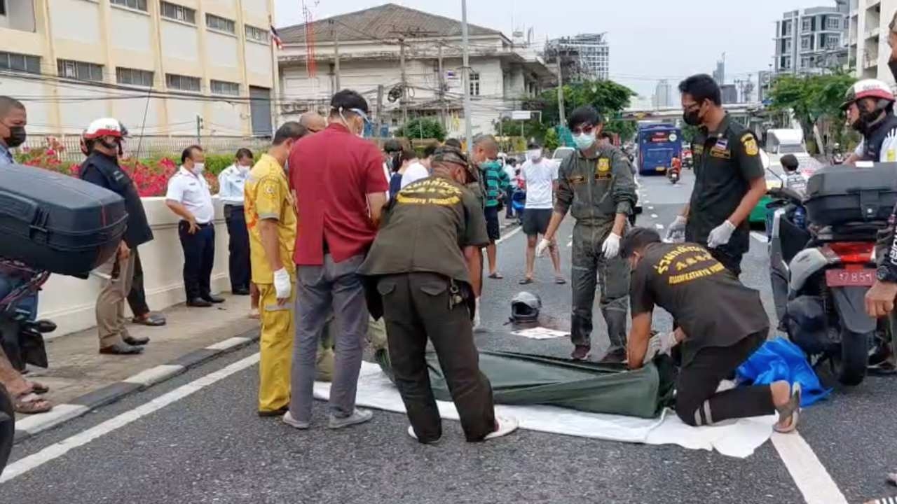 สาววัย 26 จยย.เสียหลักไถลเข้าใต้ท้องรถเมล์แล้วถูกทับตาย คาแยกบางยี่เรือ