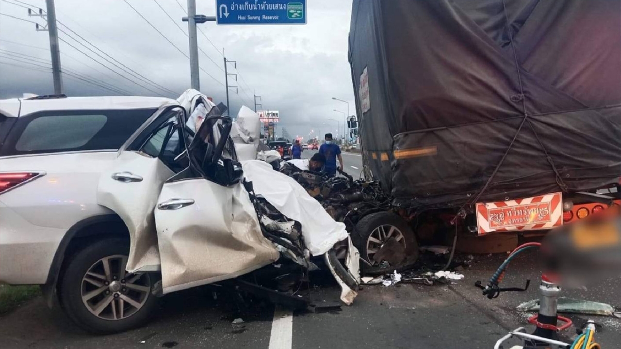 สลด รองสวป.ซิ่งฟอร์จูนเนอร์คู่ใจ หลับในเสยท้าย 10 ล้อ ดับคาซากรถ