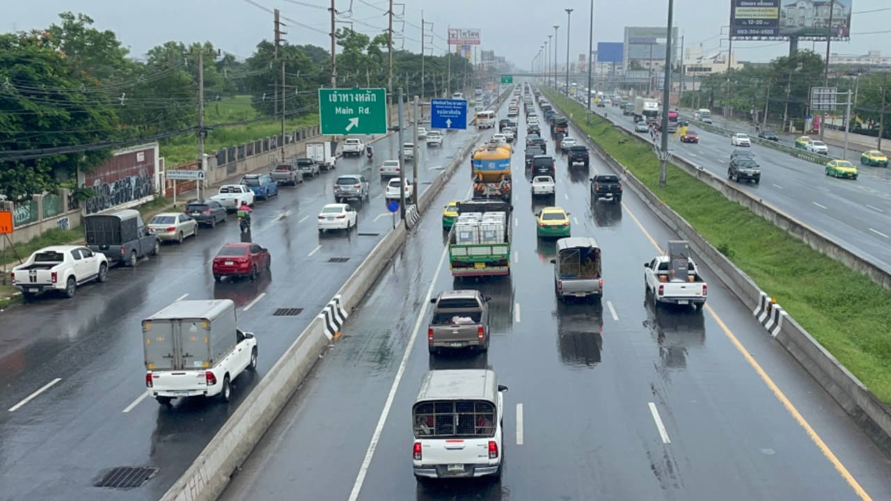 หยุดยาว 5 วัน รถแน่นทั้งพหลโยธิน-มิตรภาพ เตือนระวังฝนตกถนนลื่น 