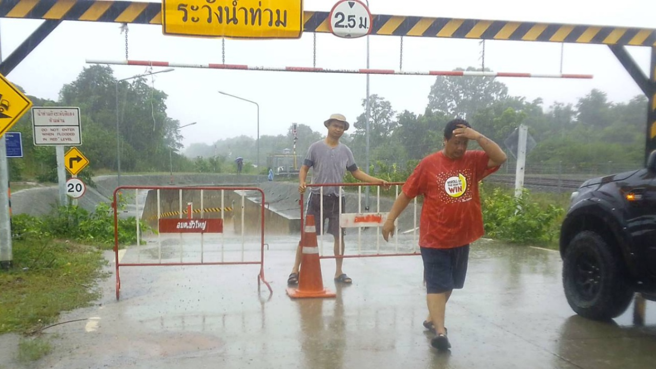 ท่วมอีก อุโมงค์รถไฟทางคู่ที่บัวใหญ่ อบต.ต้องปิด ห้ามรถทุกชนิดผ่าน 