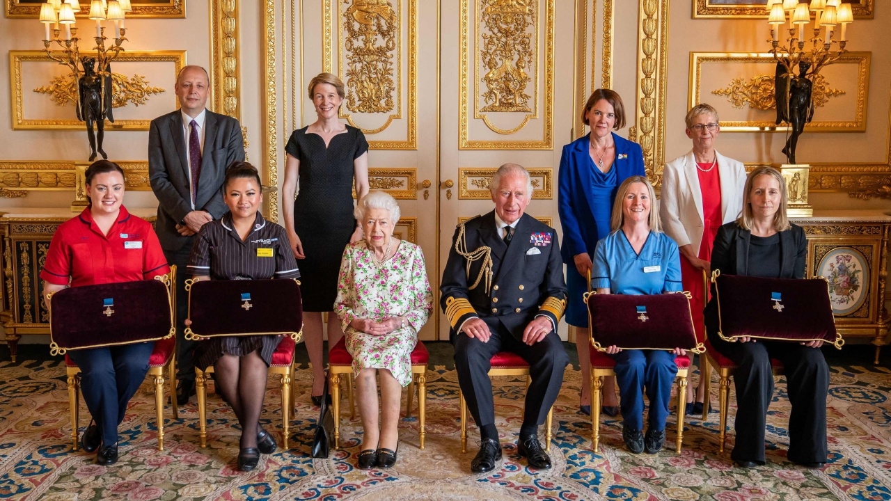 ควีนอังกฤษพระราชทานเหรียญกล้าหาญแก่นักรบเสื้อกาวน์