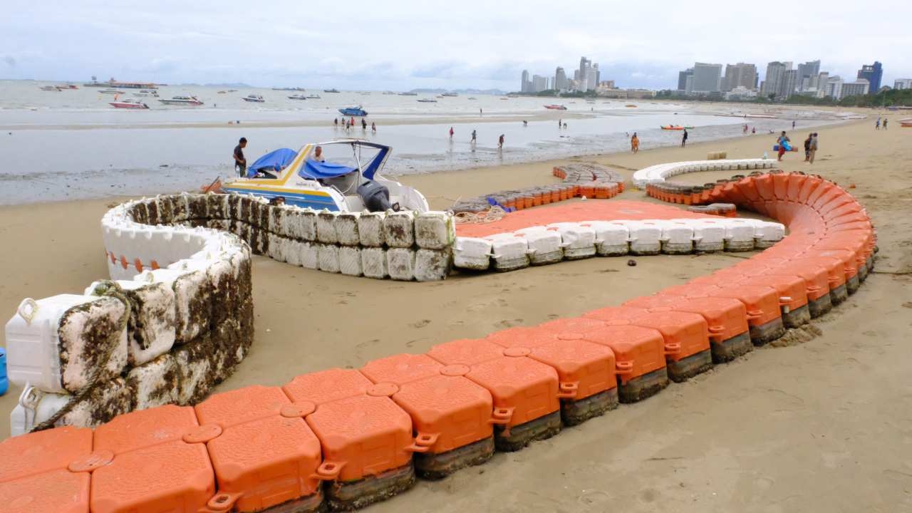 หาดพัทยา-จอมเทียน คลื่นแรง สปีดโบ๊ตเกยหาด 4 จม 4 ทุ่นทางเดินขาดแตกกระจุย