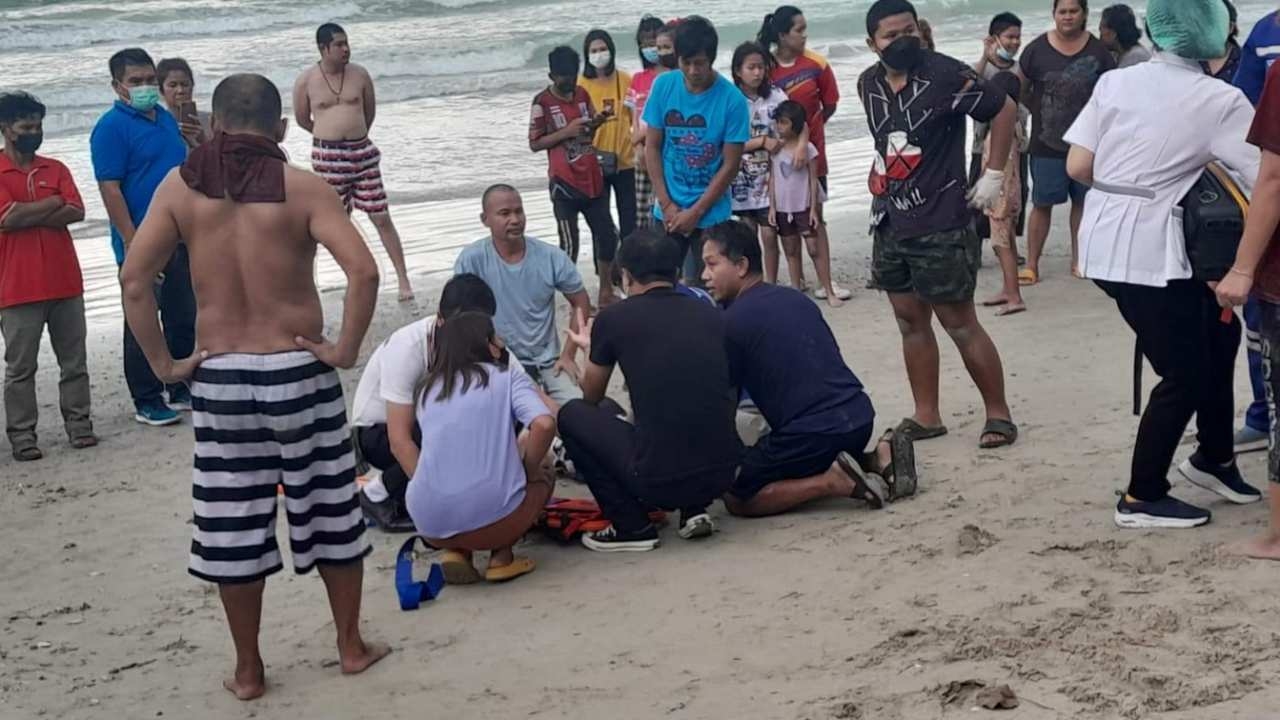 แพทย์หนุ่มจมทะเลระยองดับ ลงเล่นน้ำแล้วคลื่นซัดหาย ช่วยปั๊มแต่ยื้อไม่ไหว