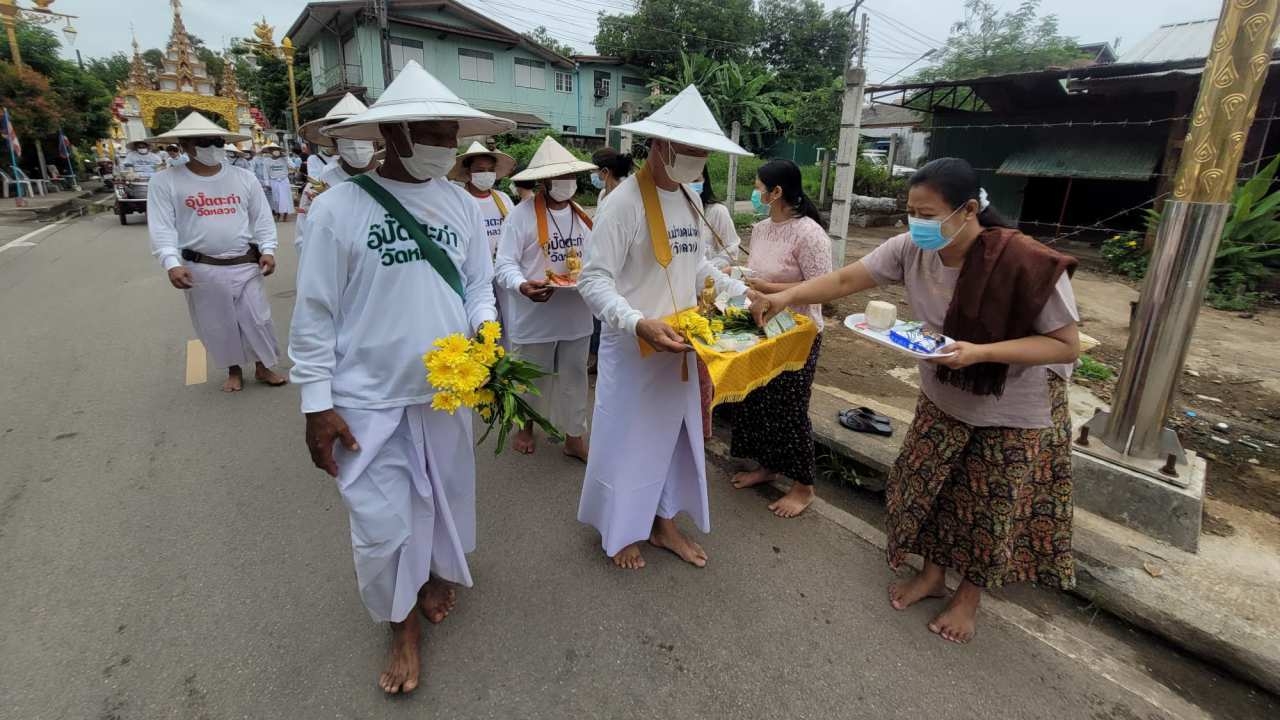 ชาวไทใหญ่ที่ อ.แม่สอด จัดงานประเพณี "แล้อุ๊ปั๊ดตะก่า" ตักบาตรเข้าพรรษา