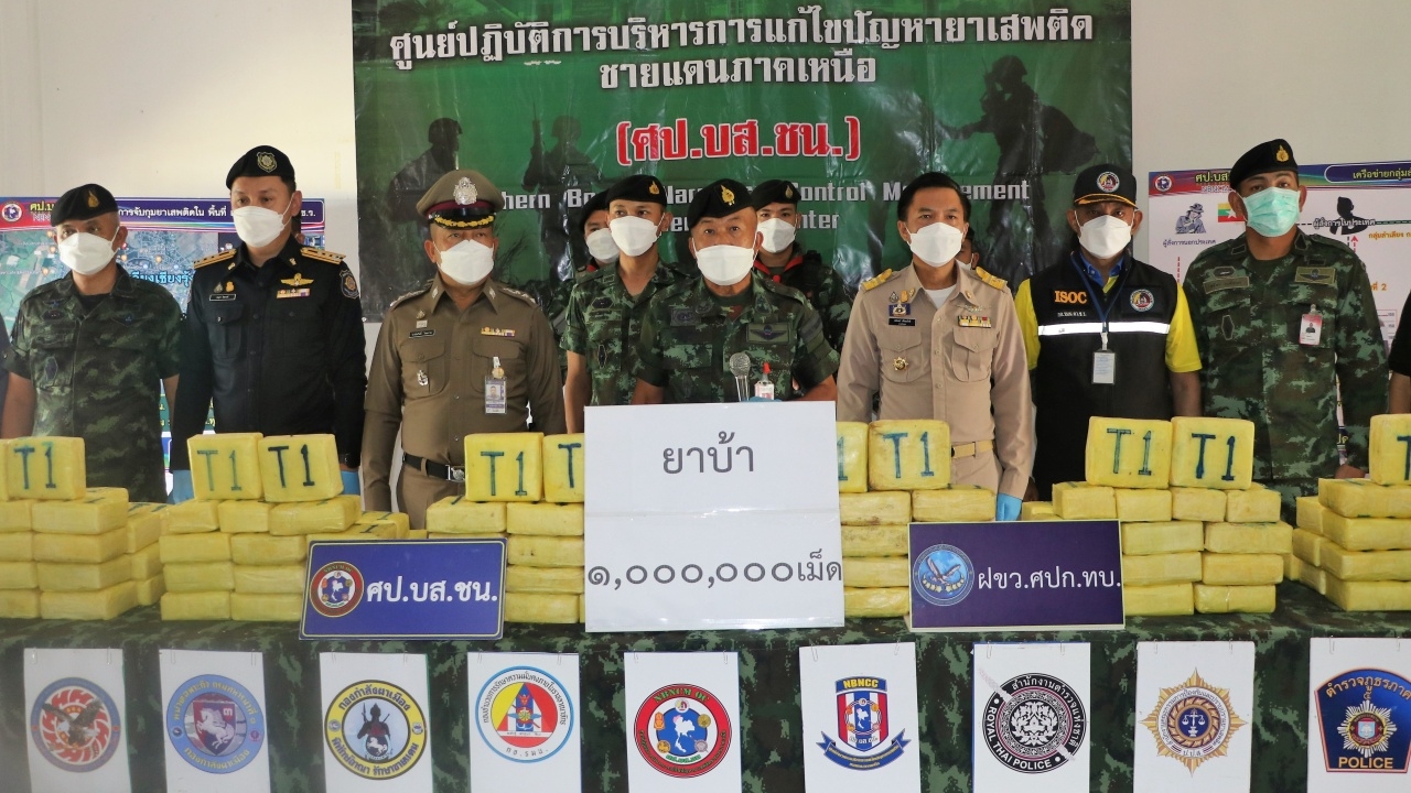 ทหารสกัดจับ 2 สาวซิ่งรถหรู รับจ้าง 6 หมื่น ขนยาบ้า 1 ล้านเม็ด