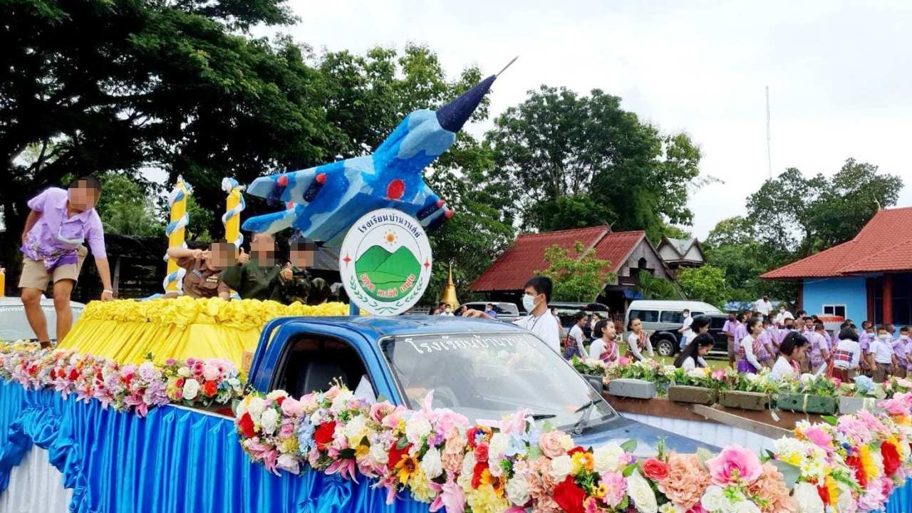 ฮือฮาขบวนแห่เทียนพรรษา โรงเรียนบ้านวาเล่ย์ นำมิก-29 ขึ้นรถแห่ก่อนถวายวัด