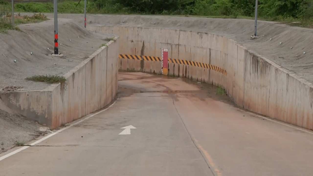 โคราชเร่งแก้น้ำท่วมอุโมงค์ทางลอดรถไฟ หลังรถเก๋งจมน้ำ ปชช.เดือดร้อนหนัก