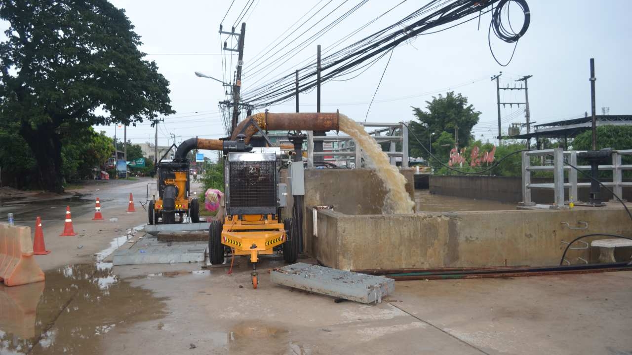 น้ำท่วมชัยภูมิคลี่คลายหลังสูบทั้งคืน เตือนรอบเขตเทศบาลฯ ขนของขึ้นที่สูง